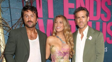 Brandon Sklenar junto a Blake Lively y Ryan Reynolds