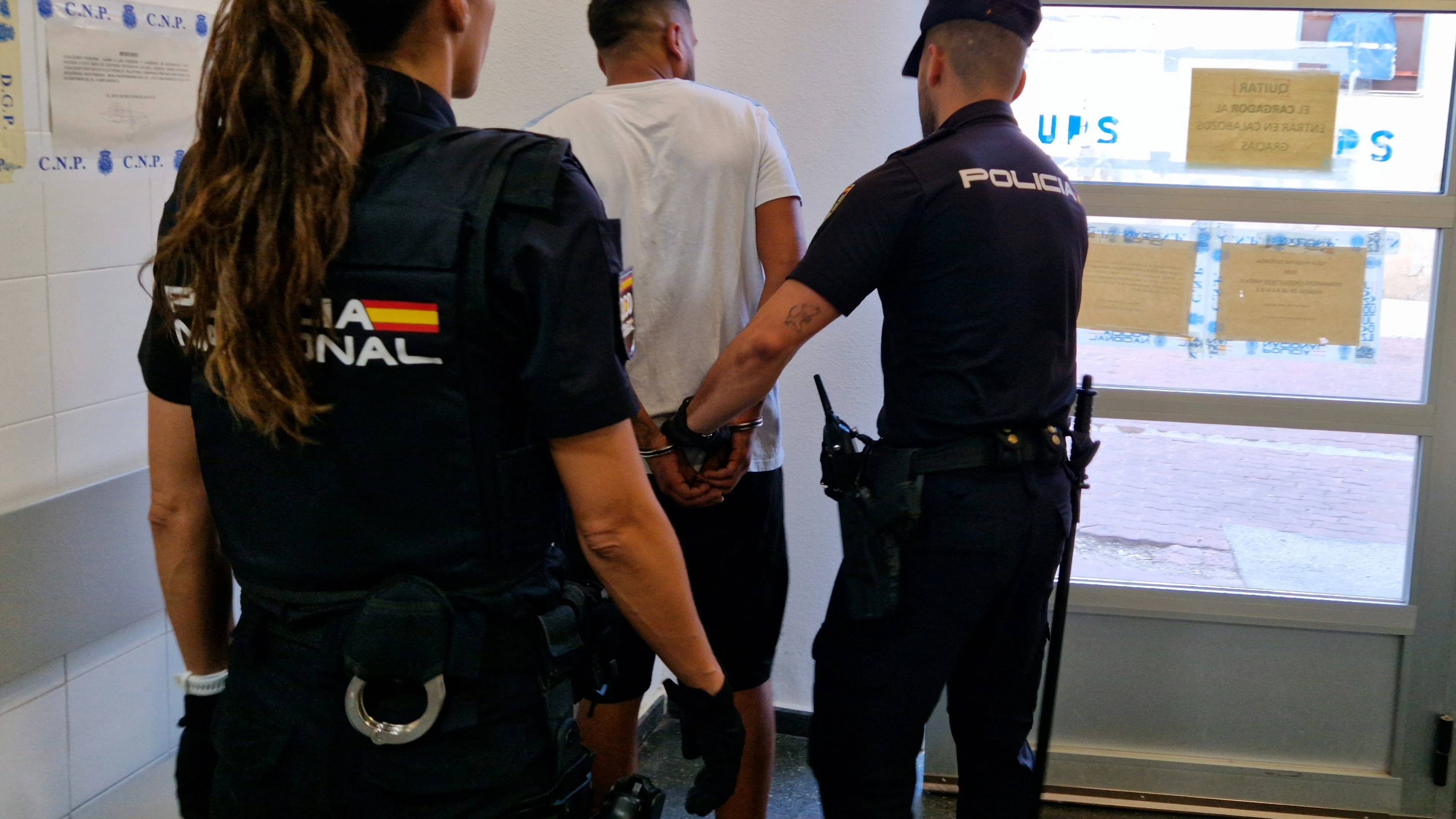 Detenido en Valencia un hombre tras presumir en redes sociales de no presentarse en prisión: "Que me busquen, que para eso pagan a la Policía" Detenido en Valencia un hombre tras presumir en redes sociales de no presentarse en prisión: "Que me busquen, que para eso pagan a la Policía"