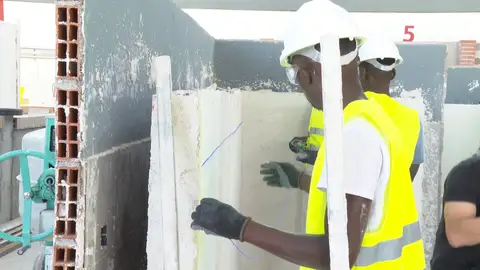 Inmigrantes trabajando en el sector de la construcción Inmigrantes trabajando en el sector de la construcción