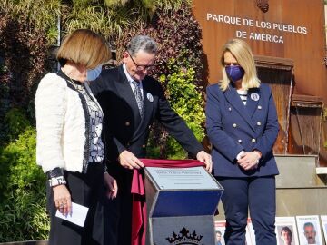 Motril eleva la voz de familiares de personas desaparecidas con un monolito de María Teresa Fernández