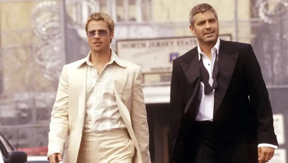 Brad Pitt y George Clooney en Ocean's Eleven Brad Pitt y George Clooney en Ocean's Eleven