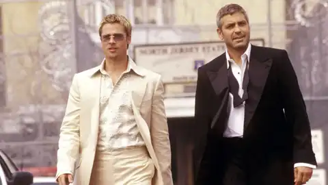 Brad Pitt y George Clooney en Ocean's Eleven Brad Pitt y George Clooney en Ocean's Eleven