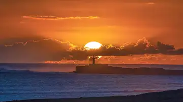 Bonitas estampas las que pueden verse en la extremo sur de Fuerteventura, cuando el sol se deja caer tras el faro de punta de jandia. Bonitas estampas las que pueden verse en la extremo sur de Fuerteventura, cuando el sol se deja caer tras el faro de punta de jandia.