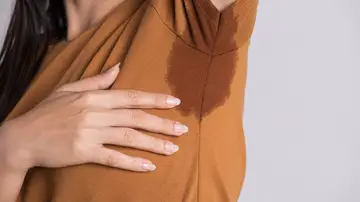 Mujer con la axila sudada Mujer con la axila sudada