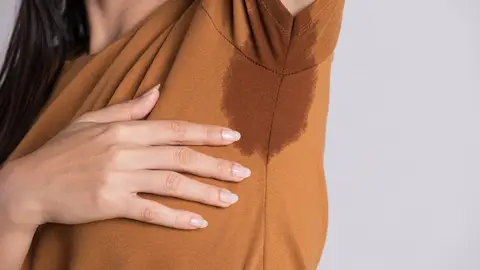Mujer con la axila sudada Mujer con la axila sudada