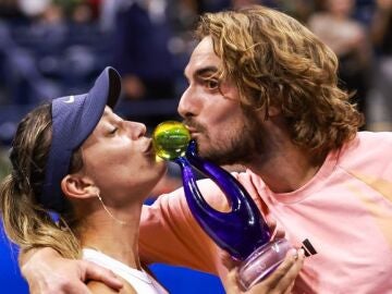 Badosa y Tsitsipas besan el trofeo del US Open Mixed Madness