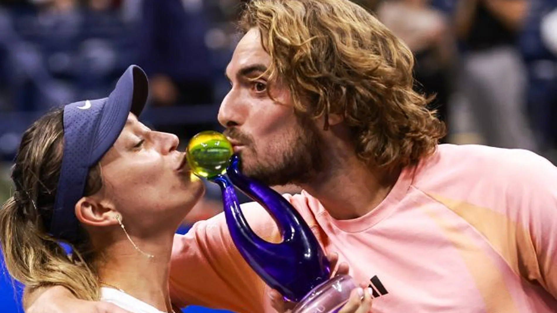 Badosa y Tsitsipas besan el trofeo del US Open Mixed Madness Badosa y Tsitsipas besan el trofeo del US Open Mixed Madness