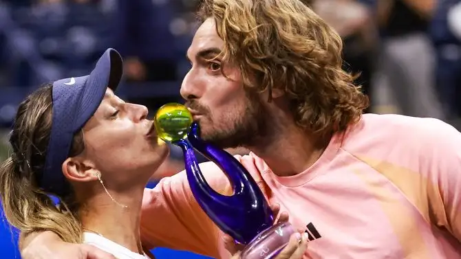 Badosa y Tsitsipas besan el trofeo del US Open Mixed Madness Badosa y Tsitsipas besan el trofeo del US Open Mixed Madness