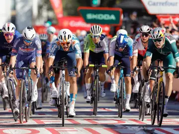 Pavel Bittner imponiéndose a Van Aert en el sprint de la quinta etapa Pavel Bittner imponiéndose a Van Aert en el sprint de la quinta etapa