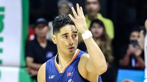 Un jugador celebra una canasta de cuatro puntos Un jugador celebra una canasta de cuatro puntos
