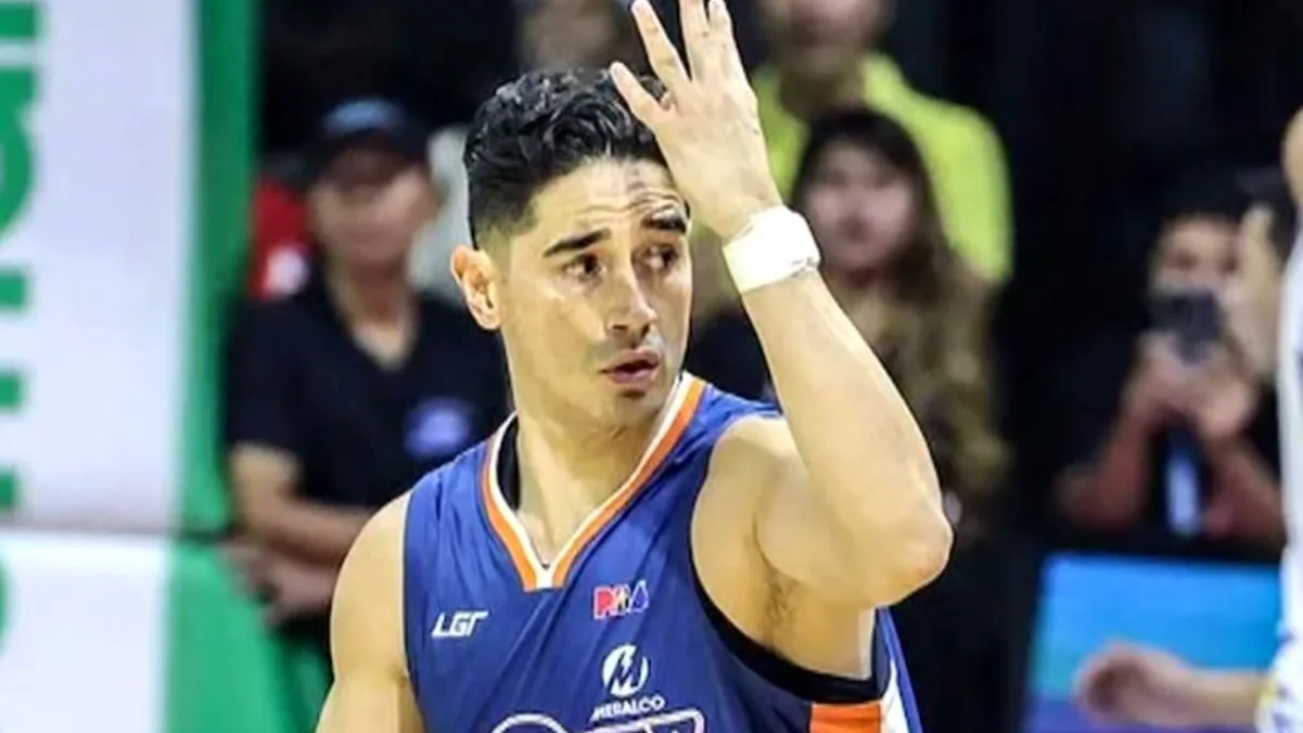 Un jugador celebra una canasta de cuatro puntos Un jugador celebra una canasta de cuatro puntos