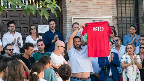 Varios familiares y amigos del niño asesinado muestran una camiseta con su nombre Varios familiares y amigos del niño asesinado muestran una camiseta con su nombre