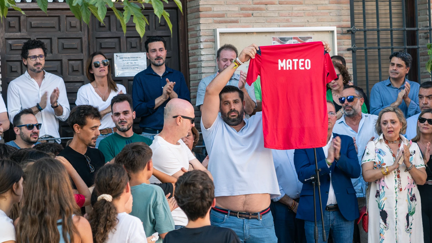 Varios familiares y amigos del ni&ntilde;o asesinado muestran una camiseta con su nombre