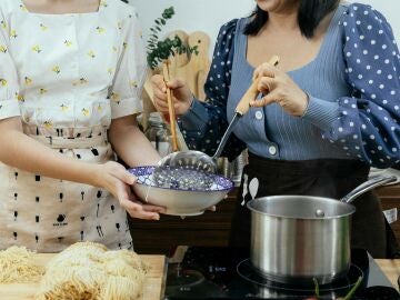 Mujeres cocinando de forma casera