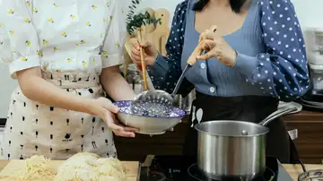 Mujeres cocinando de forma casera Mujeres cocinando de forma casera