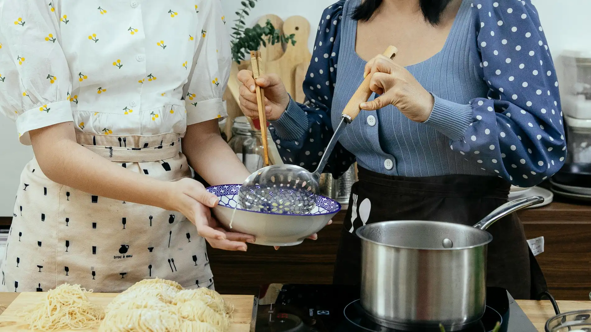 Mujeres cocinando de forma casera Mujeres cocinando de forma casera