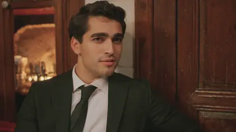 Seyran y Ferit se enfrentan a un destino que pone a prueba el amor y el deber: Una nueva vida, muy pronto en Antena 3 Seyran y Ferit se enfrentan a un destino que pone a prueba el amor y el deber: Una nueva vida, muy pronto en Antena 3