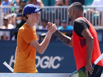 Sinner y Kyrgios se saludan tras un partido Sinner y Kyrgios se saludan tras un partido
