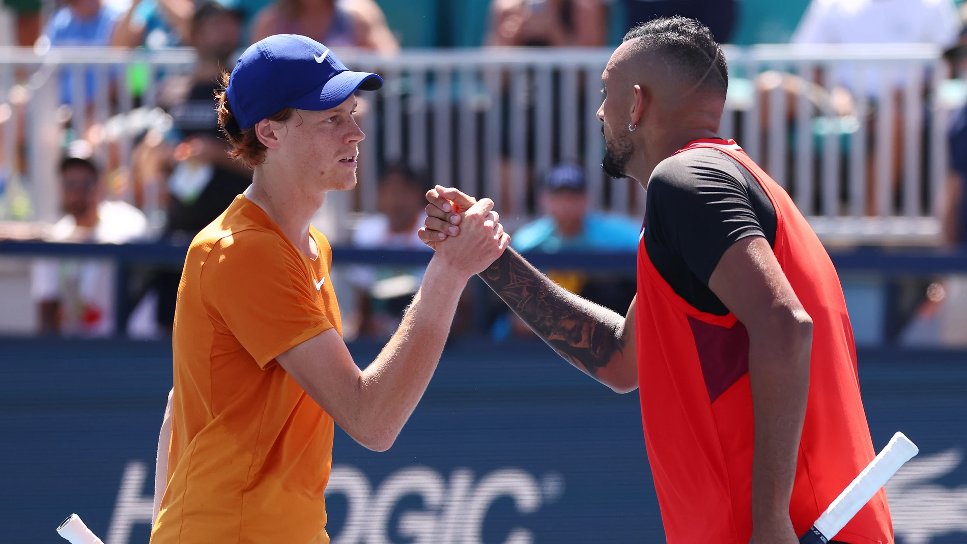 Sinner y Kyrgios se saludan tras un partido Sinner y Kyrgios se saludan tras un partido