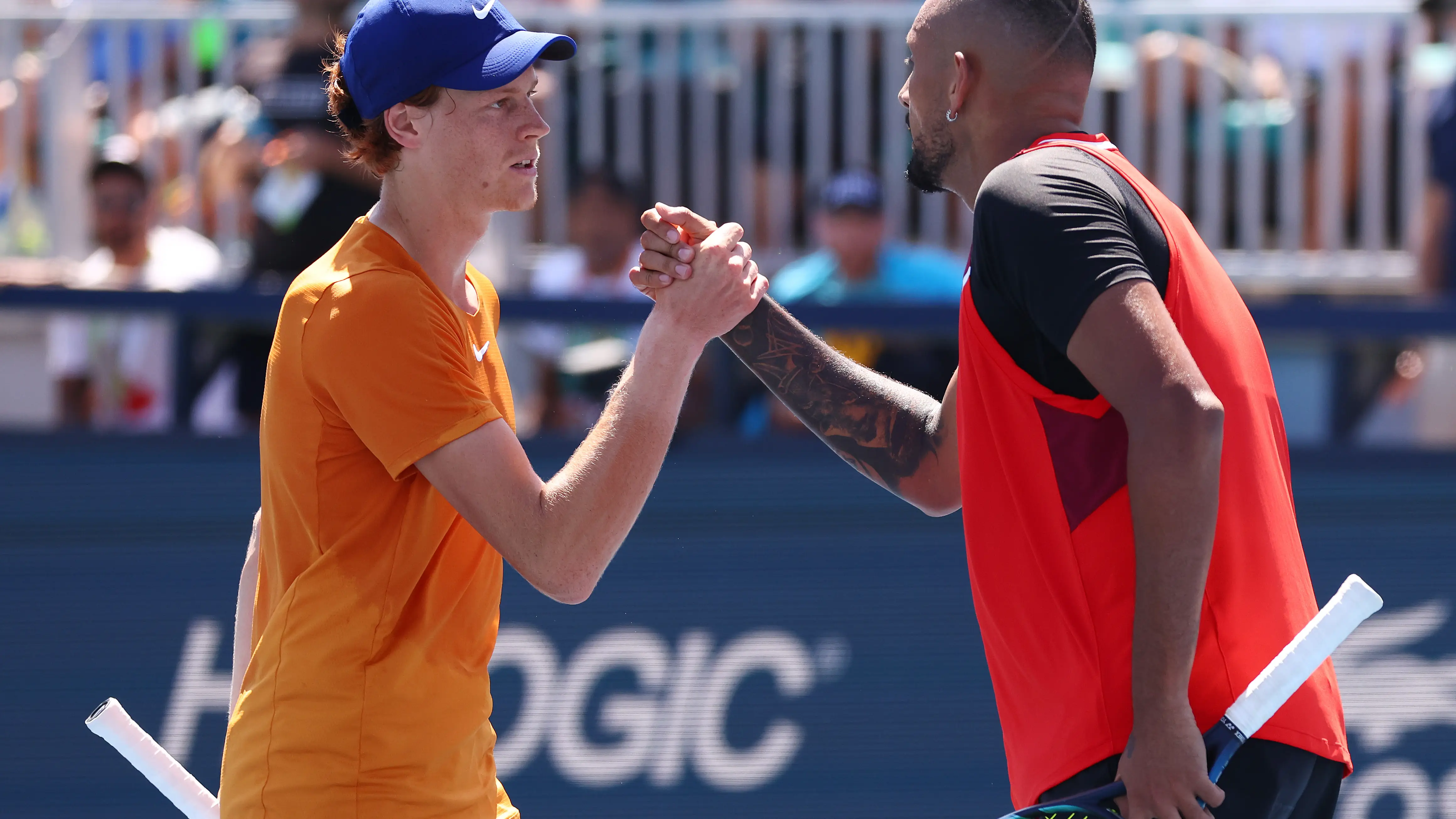 Sinner y Kyrgios se saludan tras un partido Sinner y Kyrgios se saludan tras un partido