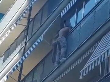 Rescate a un niño colgado en un balcón en Alicante