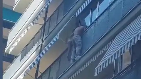 Rescate a un niño colgado en un balcón en Alicante Rescate a un niño colgado en un balcón en Alicante