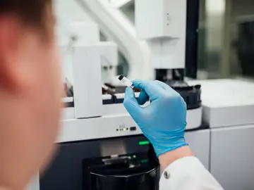 Un experto con una muestra científica Un experto con una muestra científica