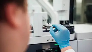 Un experto con una muestra científica Un experto con una muestra científica