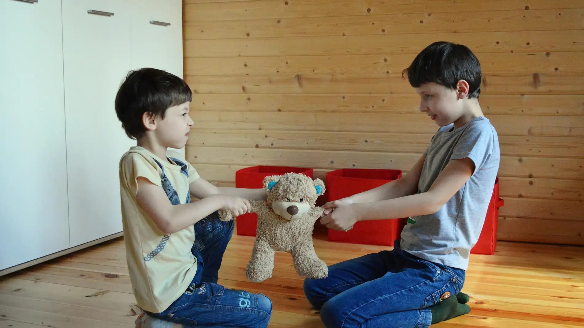 Dos niños enfrentados por un juguete Dos niños enfrentados por un juguete