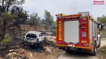 Un equipo de bomberos junto al vehículo que ha provocado el incendio en Castellón Un equipo de bomberos junto al vehículo que ha provocado el incendio en Castellón