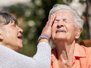 Dos personas mayores protegiéndose del sol