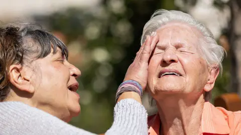 Dos personas mayores protegiéndose del sol Dos personas mayores protegiéndose del sol