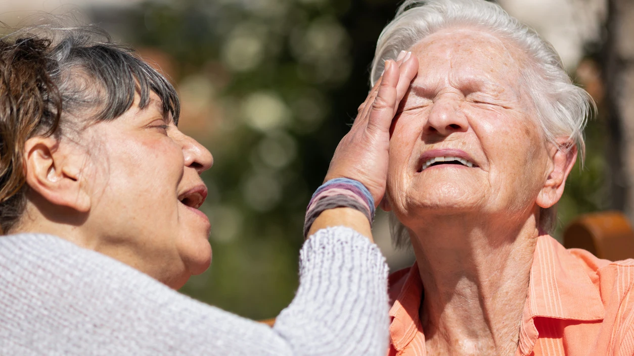 Dos personas mayores protegiéndose del sol Dos personas mayores protegiéndose del sol