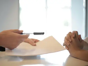 Dos personas formalizando una transacción Dos personas formalizando una transacción