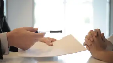 Dos personas formalizando una transacción Dos personas formalizando una transacción
