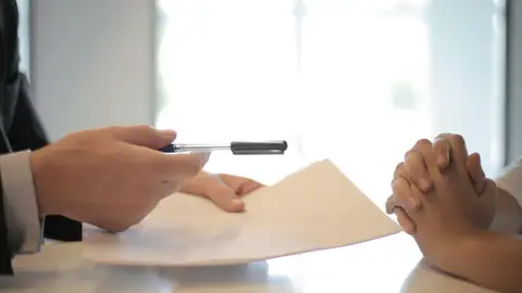 Dos personas formalizando una transacción Dos personas formalizando una transacción