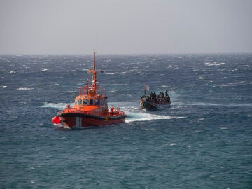 Primer cayuco a su llegada al puerto de La Restinga