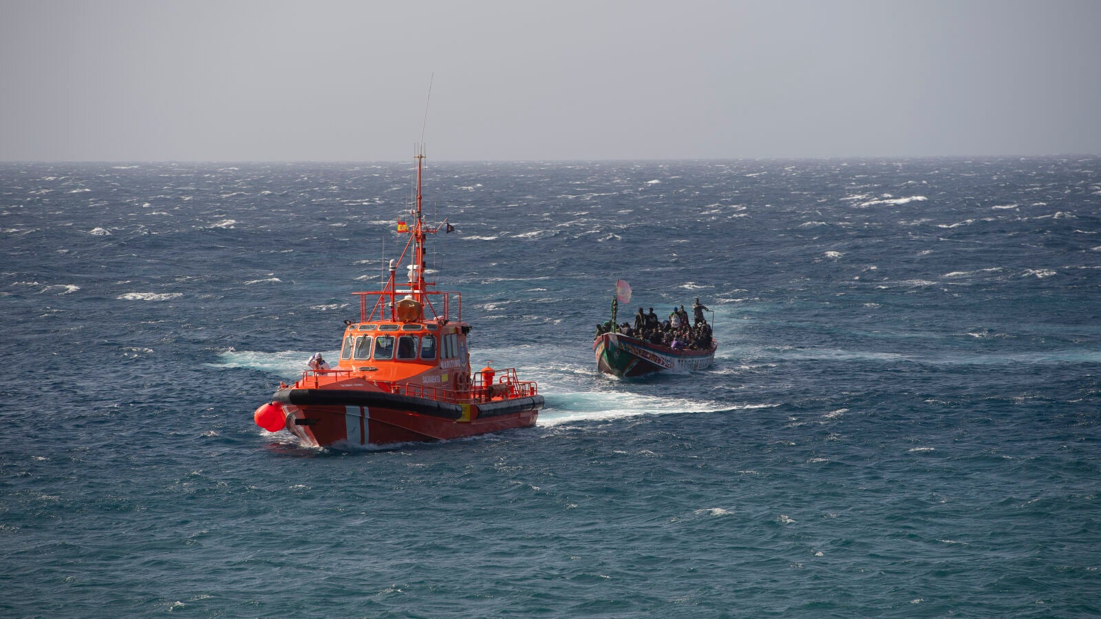 Tres cayucos con 346 inmigrantes llegan a las islas de Gran Canaria y El Hierro 