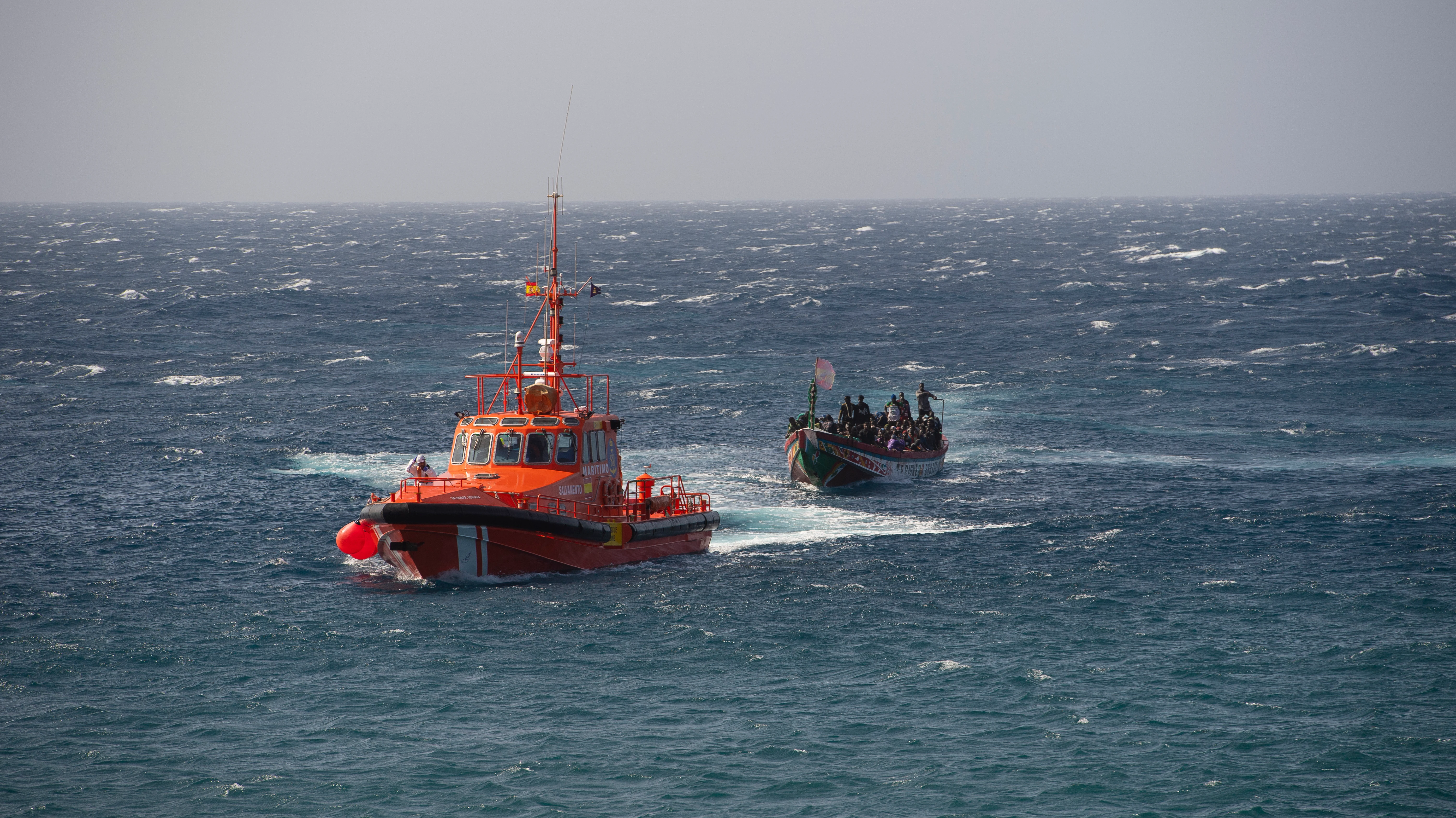 Primer cayuco a su llegada al puerto de La Restinga