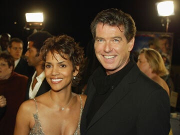 Halle Berry y Pierce Brosnan en el estreno de Muero otro día de James Bond