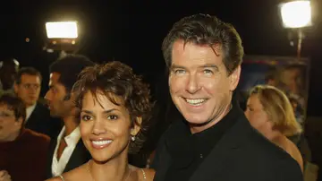 Halle Berry y Pierce Brosnan en el estreno de Muero otro día de James Bond Halle Berry y Pierce Brosnan en el estreno de Muero otro día de James Bond