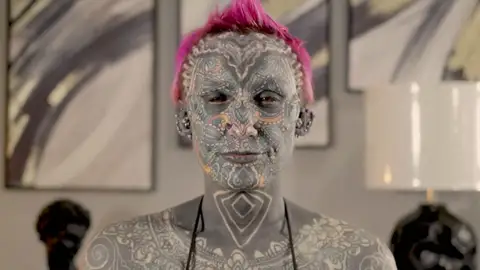 La mujer más tatuada del mundo Antena 3 Noticias