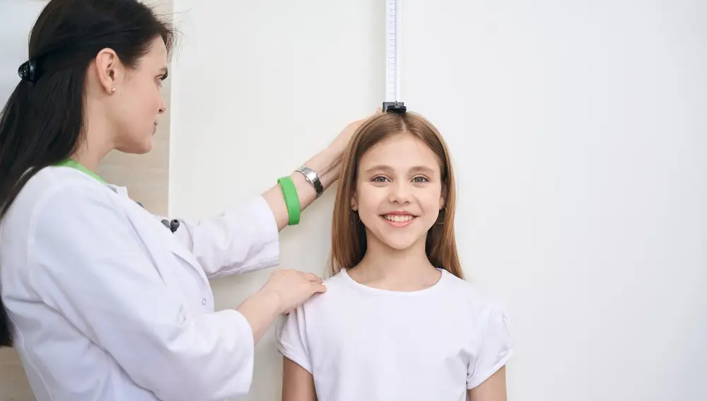 Niña en revisión pediátrica Niña en revisión pediátrica
