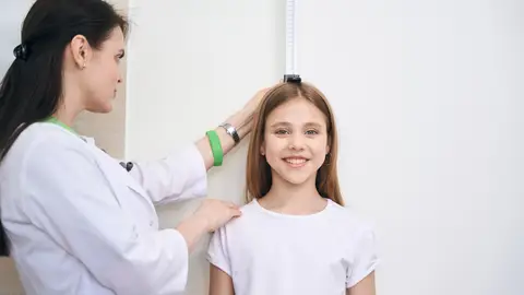 Niña en revisión pediátrica Niña en revisión pediátrica