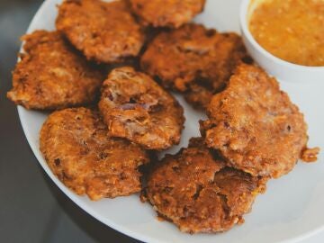 Plato de buñuelos de patata para dipear