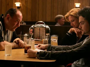 James Gandolfini, Edie Falco y Robert Iler en Los Soprano James Gandolfini, Edie Falco y Robert Iler en Los Soprano