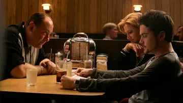 James Gandolfini, Edie Falco y Robert Iler en Los Soprano James Gandolfini, Edie Falco y Robert Iler en Los Soprano
