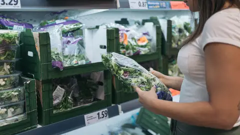 Lechuga de bolsa en el supermercado Lechuga de bolsa en el supermercado