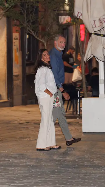 Felipe VI y doña Letizia paseando por Madrid Felipe VI y doña Letizia paseando por Madrid