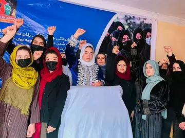 Imagen de Archivo de un grupo de mujeres en una protesta a puerta cerrada en Kabul Imagen de Archivo de un grupo de mujeres en una protesta a puerta cerrada en Kabul